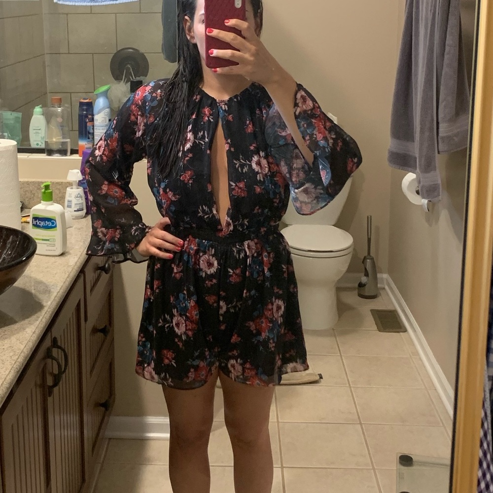 NWT Vici Black Floral Open back romper medium - Picture 2 of 4